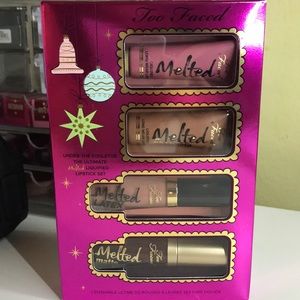 Too Faced Under Te Kissletoe